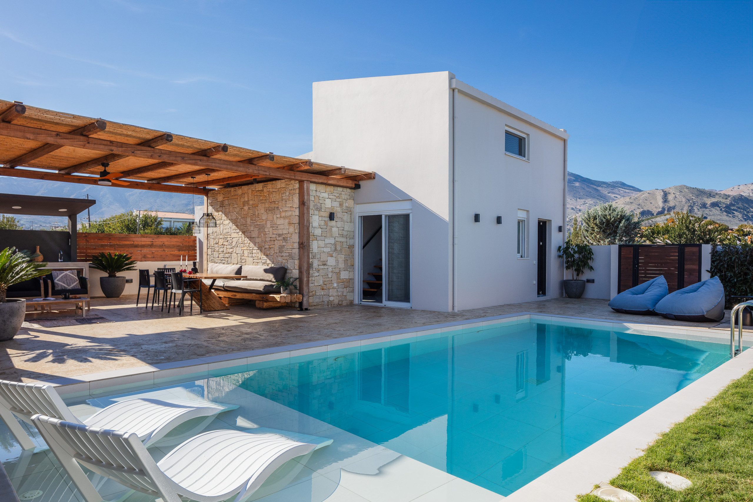 Solis Villa, with Heated Pool & 5 minutes to Beach
